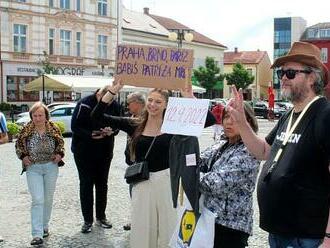 VIDEO: Kolenem do rozkroku. Babišův příznivec napadl pískajícího odpůrce