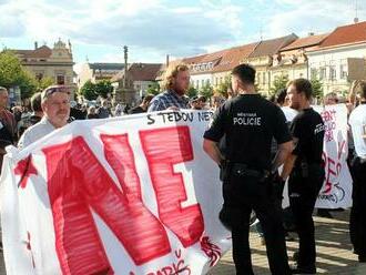 VIDEO: Babiš se v Poděbradech dočkal bouřlivých protestů. Došlo i na strkanice