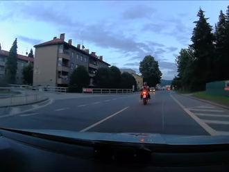 Drogy, zákaz řízení a ujíždění policistům. Motorkáři hrozí dva roky za mřížemi