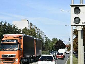 Nepřibrzdíš, zaplatíš. Úsekové radary straší řidiče a těší obecní kasy