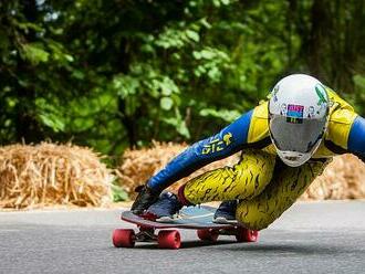 Závody pro otrlé. V Jablonci jedou kola, z Kozákova létají skateboardy