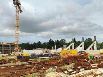 Hradec staví stadion za stovky milionů. Sponzoři či údržbáři zatím chybí