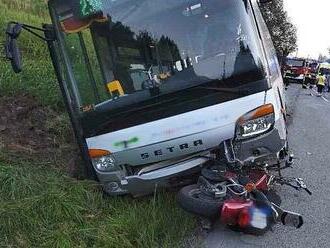 Drama u Boskovic: Po nehodě motorky a autobusu se cestující ocitli v pasti