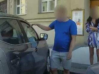 VIDEO: Matka zamkla batole v horkém autě. Zachránili ho kolemjdoucí a policisté