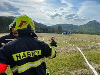 FOTO, VIDEO: V pohraničí u Broumova hoří les, hasiči zasahovali i vrtulníkem