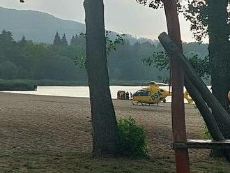 Na rybníku Chmelař utonulo malé dítě. Na pláž dosedl záchranářský vrtulník marně