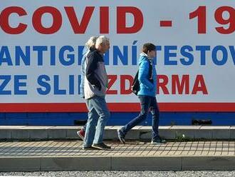 Epidemie covidu v Česku dál zrychluje. Hospitalizováno je přes 700 lidí