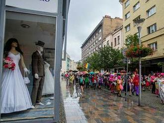 OBRAZEM: Ostrava byla duhová, prošel jí průvod LGBT+