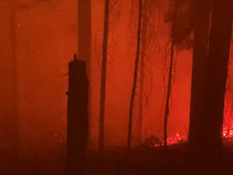 Požiar v Českom Švýcarsku stále nie je pod kontrolou. Situácia sa komplikuje a evakuovali ďalšiu dedinu  