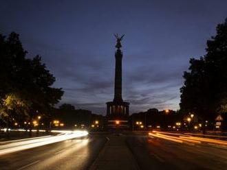 Nemecko ŠETRÍ: Tma v mestách, vypínanie teplej vody či studené bazény! FOTO