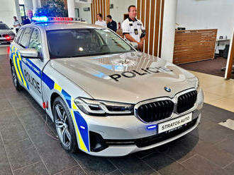 Policie si převzala prvních 10 policejních BMW v civilním provedení i s polepem. Potkávat je budeme na dálnicích