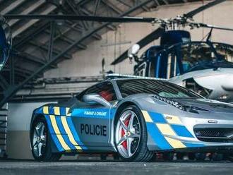 Česká polícia doplní flotilu nových BMW diaľničnou stíhačkou Ferrari 458 Italia