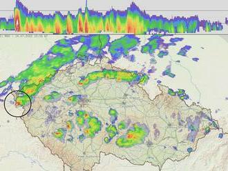 Na Chebsko v těchto chvílích postupuje z Německa pravděpodobná supercela.