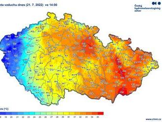 Zatímco teplota vzduchu na Moravě a ve východních Čechách překračuje i 35 °C, na západě je jen kolem 20 °C.