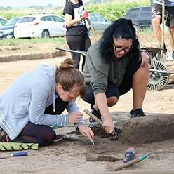 Na Kroměřížsku ve Zlínském kraji probíhá archeologický výzkum unikátního žárového pohřebiště z doby římské, odhalil už řadu vzácných předmětů