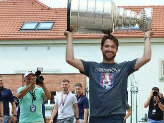 Hokejista Francouz přivezl Stanley Cup do Plzně. Párty začala v americkém džípu