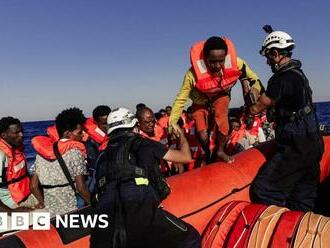 Italy migrants: Nearly 1,200 arrive by boat in 24 hours