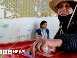 Tunisia referendum: Voters decide whether to increase president's powers