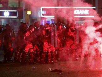 Protesty v Skopje si vyžiadali desiatky zranených policajtov