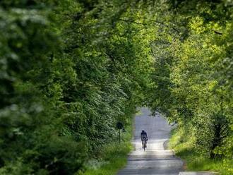 Pri obci Sása sa zrazilo auto so štyrmi cyklistami, dvaja neprežili