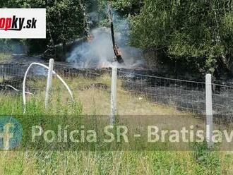 V blízkosti diaľnice D2 horí trávnatý porast: Na mieste zasahujú hasiči