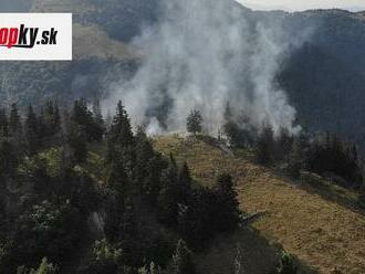 Požiar lesa v Národnom parku Veľká Fatra hasia za pomoci vrtuľníka