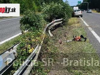 Vážna nehoda na D2! Škoda Fabia narazila do zvodidiel na obidvoch stranách diaľnice