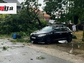 Časťou Slovenska sa v sobotu prehnali silné búrky: Padali krúpy, strhávalo strechy a trampolína vo vzduchu!