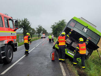 Tři lidé uvízli v nakloněném elektrobusu ve Vendryni, hasiči jim pomohli ven, autobus vytáhli těžkou technikou