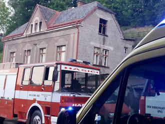 Požár v podkroví rodinného domu v ulici Regnerova v Úpici likvidovali hasiči z pěti jednotek