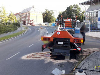 V Rokycanech u zimního stadionu došlo při průjezdu pod železničním viaduktem ke střetu nákladního…