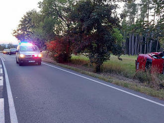 Tragická dopravní nehoda dvou osobních automobilů mezi Rychnovem nad Kněžnou a Rokytnicí v Orlických horách si vyžádala tři životy