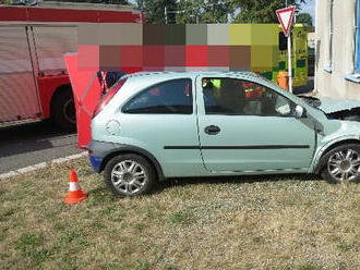 V Hradci Králové zemřel řidič osobního automobilu, s vozidlem narazil do budovy