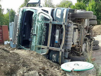 Nákladní auto se převrátilo u Šindelové na Sokolovsku. V kabině zůstal zaklíněný řidič. Přivolaní…