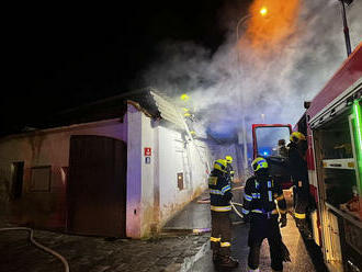 V ulici Hlubočepská v Praze zasahují hasiči u požáru střechy jednopodlažní budovy.