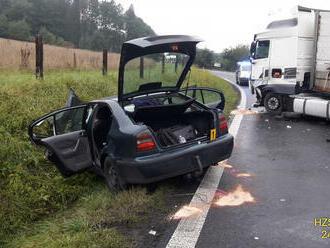 Na silnici 20 u odbočky na Klášter se srazilo osobní auto s nákladním. Na místě je pět zraněných…