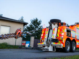 Silný naviják vyprošťovacího speciálu Mercedes-Benz Bison/EMPL ze stanice Ostrava-Zábřeh pomohl v…