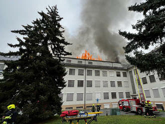 Zvláštní stupeň poplachu byl vyhlášen při požáru střechy jednoho z pavilonů Ústřední vojenské nemocnice v Praze