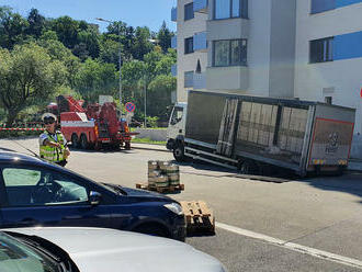 Policisté spolu s hasiči zasahují u dopravní nehody v ulici Poříčí v Brně. Nákladní vůz se tu během…