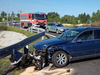 Dopravní nehoda dvou osobních aut komplikuje provoz na sjezdu z průtahu Karlovými Vary na Jenišov.…