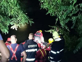 Hasiči zachránili u Hynkova šest vodáků, zajeli do mělké vody mezi stromy