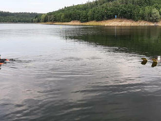 Na Dalešické přehradě se převrátila plachetnice, jihočeští potápěči ji pomohli dostat zpět na pevninu