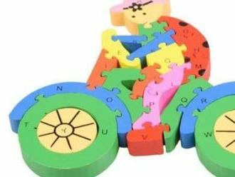 VDetské drevené vzdelávacie puzzle - motorka. Rozvíja jemnú motoriku a predstavivosť detí.