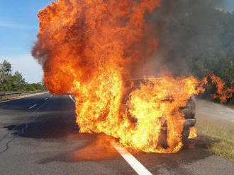 Na 37. kilometru dálnice D10 zasahují hasiči u požáru osobního automobilu. Po dobu hašení požáru…