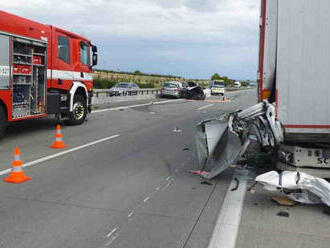 Na 33. kilometru dálnice D2 zasahují tři hasičské jednotky u nehody kamionu a dvou osobních vozidel…