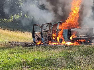 V Malých Karlovicích shořel osobní automobil, ke zranění osob nedošlo