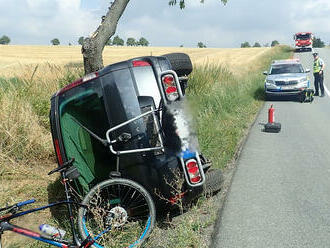 Osobní automobil sjel ze silnice mezi obcemi Lísky a Litenčice a zůstal stát na boku v příkopě. K…