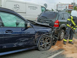 V ulici K Barrandovu hasiči zasahovali u nehody celkem sedmi vozidel. Zajistili místo nehody proti…