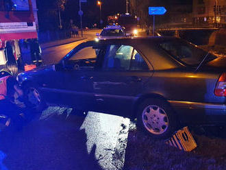 Při noční nehodě na Úpském nábřeží v Trutnově havaroval osobní vůz do zábradlí a zůstal viset…