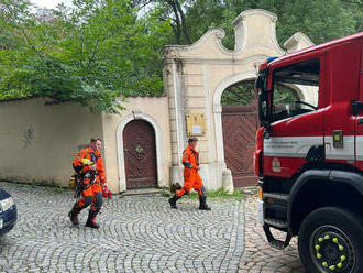 V ulici Mozartova v Praze hasiči zachránili tři osoby a psa uvízlé v pozemní lanovce hotelu.